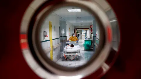 Una sanitaria traslada a un paciente en la zona limpia de Covid del Hospital Gregorio Marañón de Madrid Una sanitaria traslada a un paciente en la zona limpia de Covid del Hospital Gregorio Marañón de Madrid