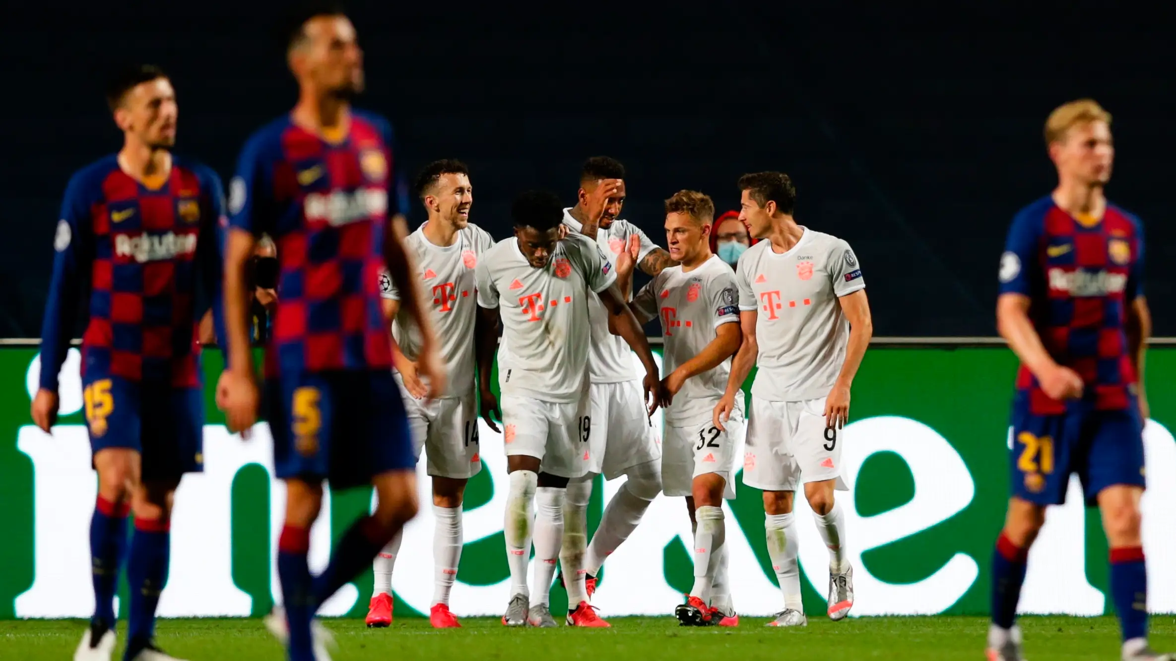 Los jugadores del Bayern celebran un gol ante el Barcelona