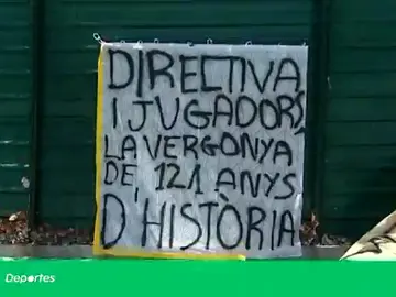 El duro recibimiento de la afición del Barcelona al llegar a la ciudad deportiva: "La vergüenza de 120 años de historia" El duro recibimiento de la afición del Barcelona al llegar a la ciudad deportiva: "La vergüenza de 120 años de historia"