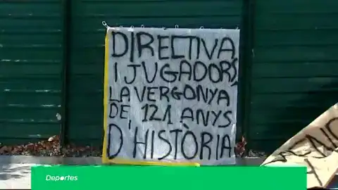 El duro recibimiento de la afición del Barcelona al llegar a la ciudad deportiva: "La vergüenza de 120 años de historia" El duro recibimiento de la afición del Barcelona al llegar a la ciudad deportiva: "La vergüenza de 120 años de historia"