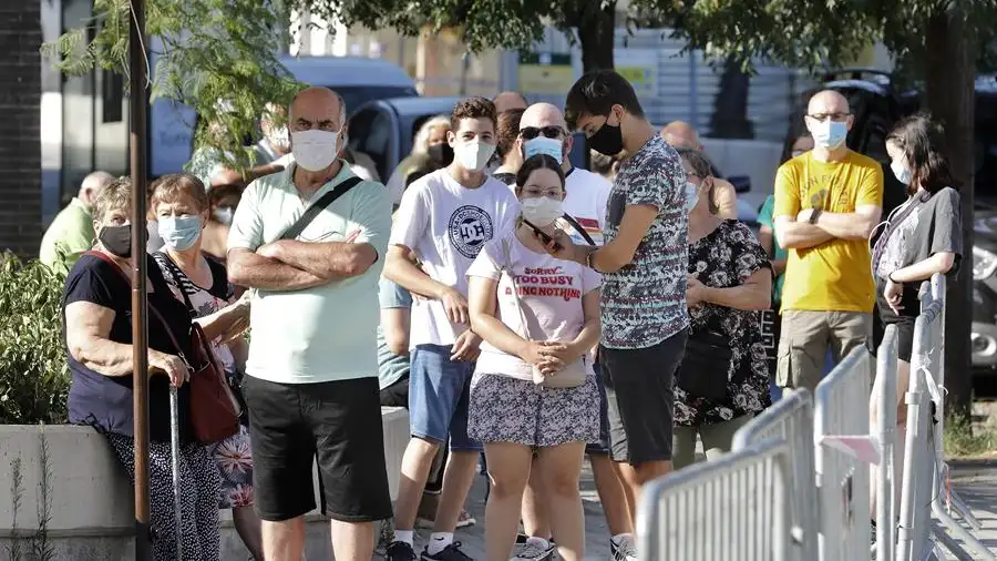Vecinos del barrio barcelonés de Torre Baró, acuden desde primera hora de la mañana al Casal del barrio para someterse a las pruebas PCR promovidas por la Generalitat como parte del plan autonómico de cribados masivos Vecinos del barrio barcelonés de Torre Baró, acuden desde primera hora de la mañana al Casal del barrio para someterse a las pruebas PCR promovidas por la Generalitat como parte del plan autonómico de cribados masivos