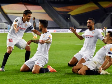 Los jugadores del Sevilla celebran el gol de Suso