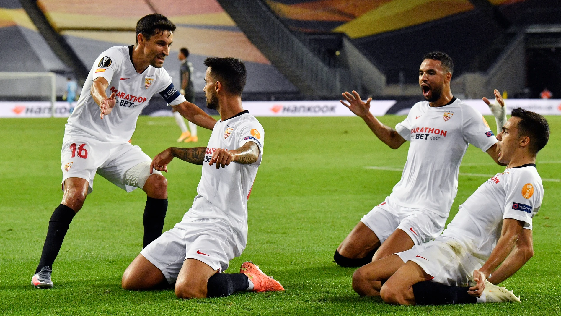 Los jugadores del Sevilla celebran el gol de Suso Los jugadores del Sevilla celebran el gol de Suso