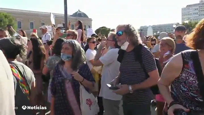 Varios cientos de personas se concentran en Colón contra el uso de mascarilla: "'El miedo baja las defensas, tú eliges" Varios cientos de personas se concentran en Colón contra el uso de mascarilla: "'El miedo baja las defensas, tú eliges"