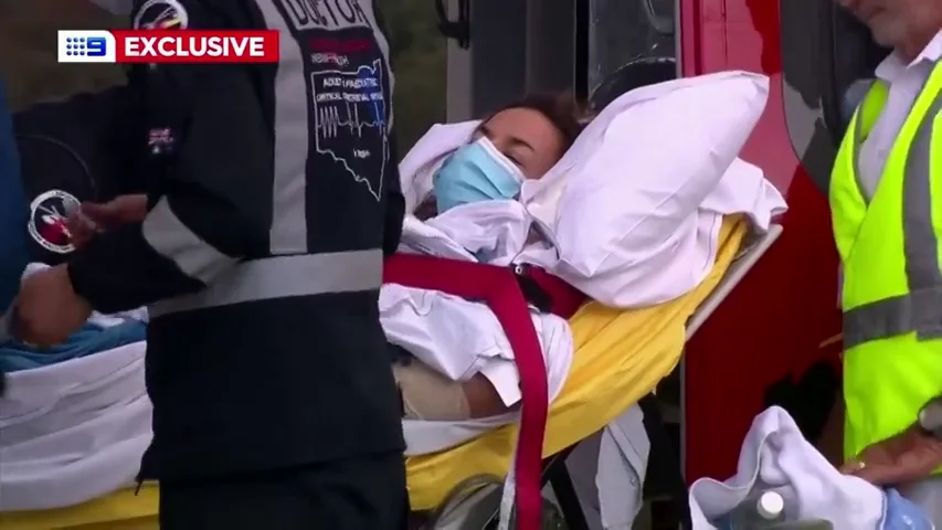 Un hombre salva heroicamente a su mujer de morir al ser atacada por un tiburón Un hombre salva heroicamente a su mujer de morir al ser atacada por un tiburón