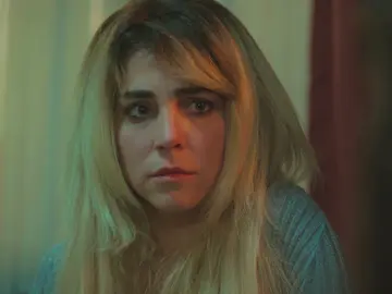 Ceyda se convierte en el hombro donde llorar de Bahar Ceyda se convierte en el hombro donde llorar de Bahar