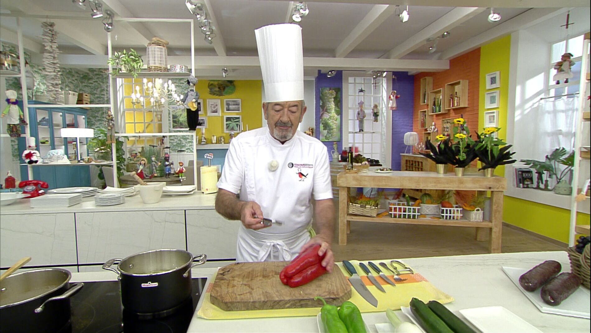 El truco de Karlos Argui&ntilde;ano para cortar y pelar un pimiento
