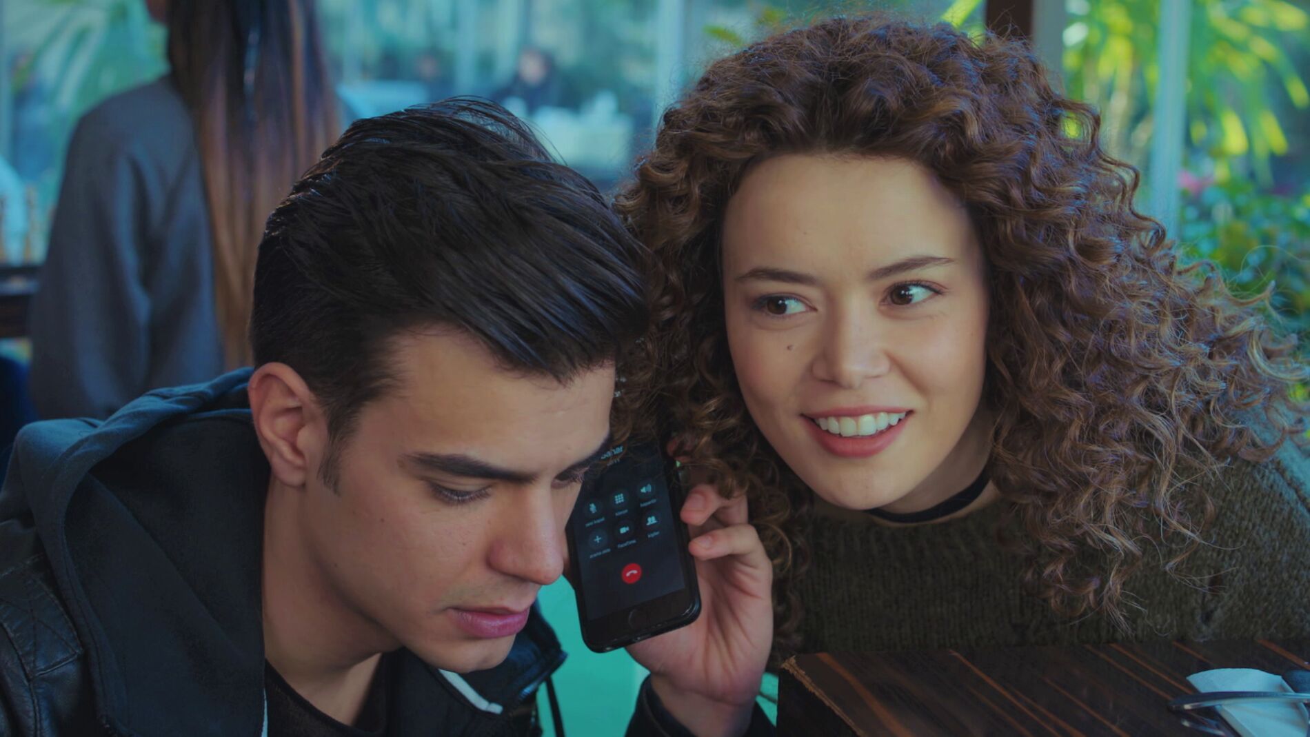 Sirin acosa a Bahar por teléfono haciéndose pasar por la amante de Sarp