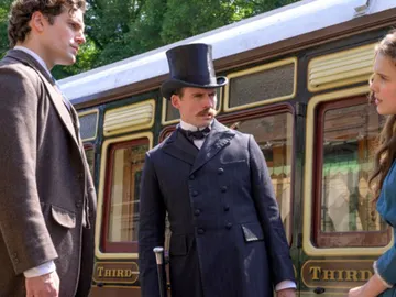 Henry Cavill, Sam Claflin y Millie Bobby Brown en 'Enola Holmes' Henry Cavill, Sam Claflin y Millie Bobby Brown en 'Enola Holmes'