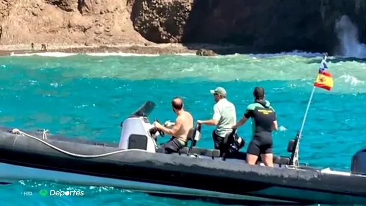 Una familia, rescatada tras pasar 24 horas desaparecida tras salir a practicar paddle surf en Almer&iacute;a