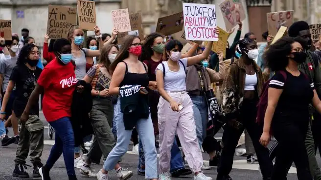 Protestas en Reino Unido por el algoritmo que decidirá las notas de los estudiantes británicos Protestas Reino Unido