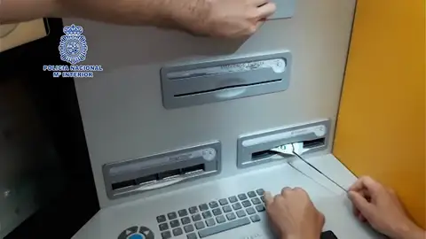 4 detenidos en Madrid por robar a personas mayores cuando sacaban dinero en cajeros 4 detenidos en Madrid por robar a personas mayores cuando sacaban dinero en cajeros