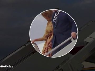Melania vuelve a rechazar coger la mano de Donald Trump en público 