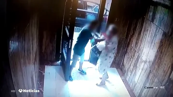 La brutal agresión de un ladrón a una anciana en Valencia La brutal agresión de un ladrón a una anciana en Valencia