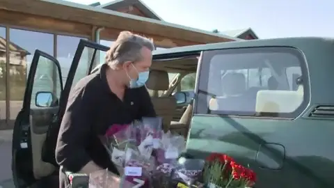 Graban a Miguel Bosé haciendo la compra con mascarilla Graban a Miguel Bosé haciendo la compra con mascarilla