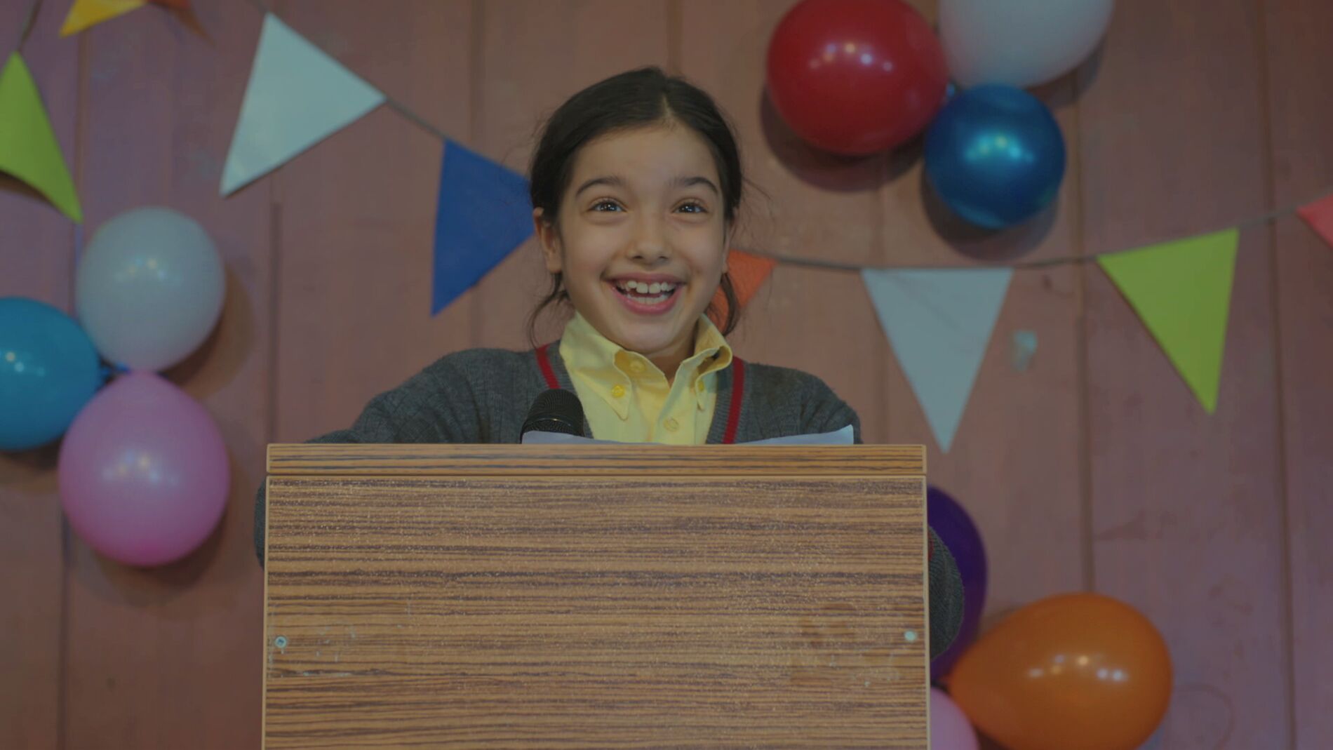 Enver, orgulloso de su nieta, acude a la recogida del premio de Nisan