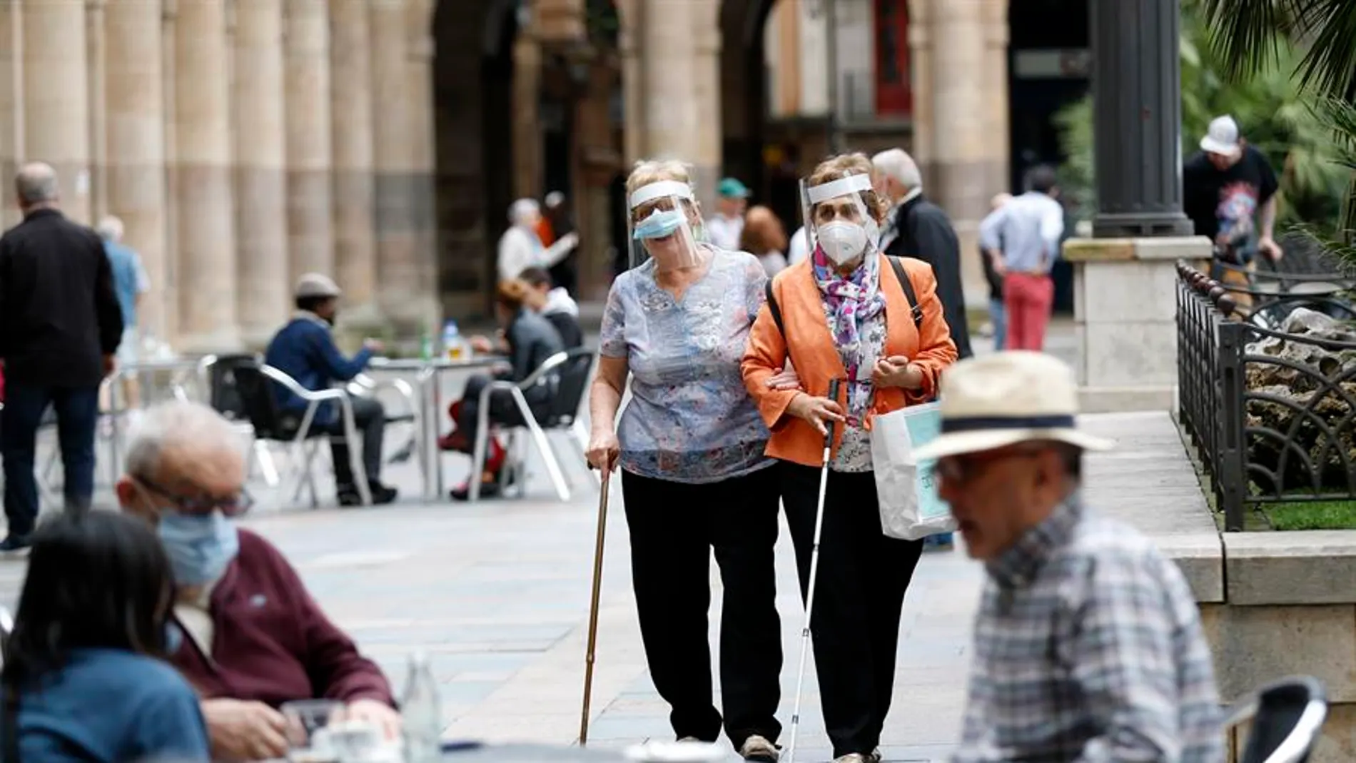 Clientes en terrazas de Bilbao Clientes en terrazas de Bilbao