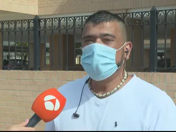 El padre de una amiga de la niña víctima del parricida en Cabanes: "Él era totalmente normal, pero últimamente estaba más serio" El padre de una amiga de la niña víctima del parricida en Cabanes: "Él era totalmente normal, pero últimamente estaba más serio"