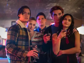 'Riverdale': Cole Sprouse, Lili Reinhart, KJ Apa, Camila Mendes y Casey Cott 'Riverdale': Cole Sprouse, Lili Reinhart, KJ Apa, Camila Mendes y Casey Cott