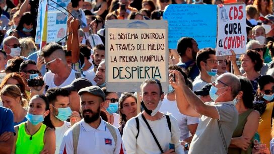 Asistentes a la manifestaci&oacute;n en la Plaza de Col&oacute;n