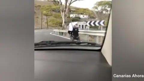 En silla de ruedas por una carretera de Telde, en Gran Canaria En silla de ruedas por una carretera de Telde, en Gran Canaria