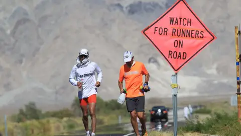 Dos participantes en la Ultramaratón Badwater Dos participantes en la Ultramaratón Badwater