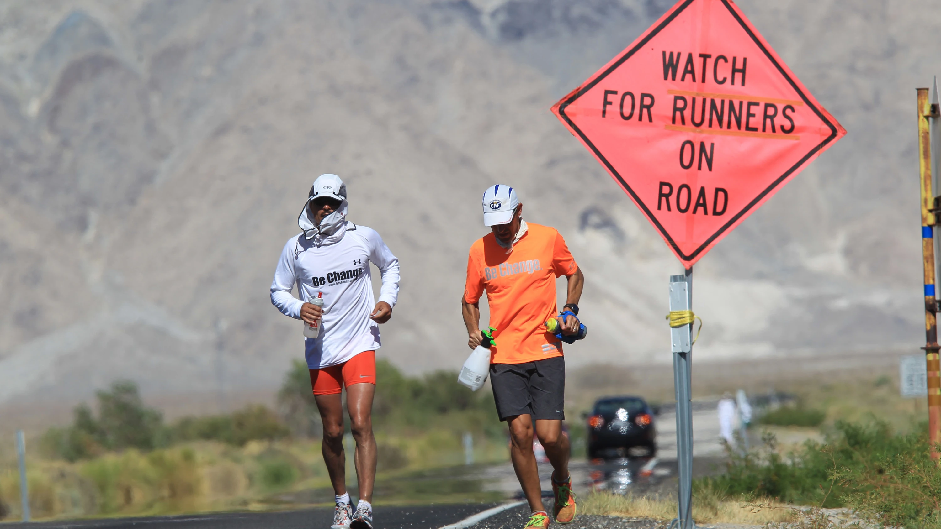 Dos participantes en la Ultramarat&oacute;n Badwater