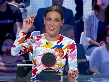Raquel Sánchez Silva se defiende en ‘La Pista’ al ritmo de ‘Vivo cantando’: “¡Que no nos vuelvan a llamar paquetes!” Raquel Sánchez Silva se defiende en ‘La Pista’ al ritmo de ‘Vivo cantando’: “¡Que no nos vuelvan a llamar paquetes!”