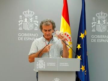 Fernando Simón quitándose la mascarilla con dibujos de Freddie Mercury