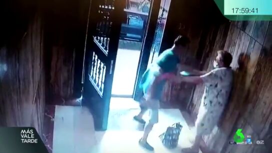 El v&iacute;deo de la brutal agresi&oacute;n a una anciana tras robarle en un portal de Valencia