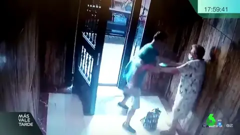 El vídeo de la brutal agresión a una anciana tras robarle en un portal de Valencia El vídeo de la brutal agresión a una anciana tras robarle en un portal de Valencia