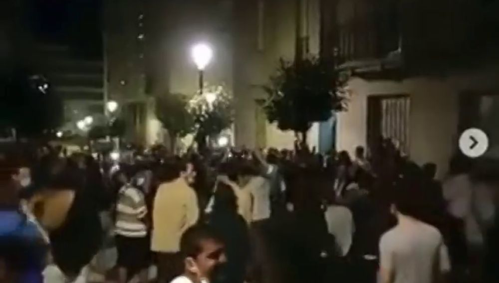Decenas de jóvenes protestan sin mascarilla por el cierre de los bares en Vigo: "Hijos de puta, payasos"