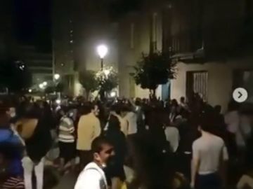 Decenas de jóvenes protestan sin mascarilla por el cierre de los bares en Vigo: "Hijos de puta, payasos"