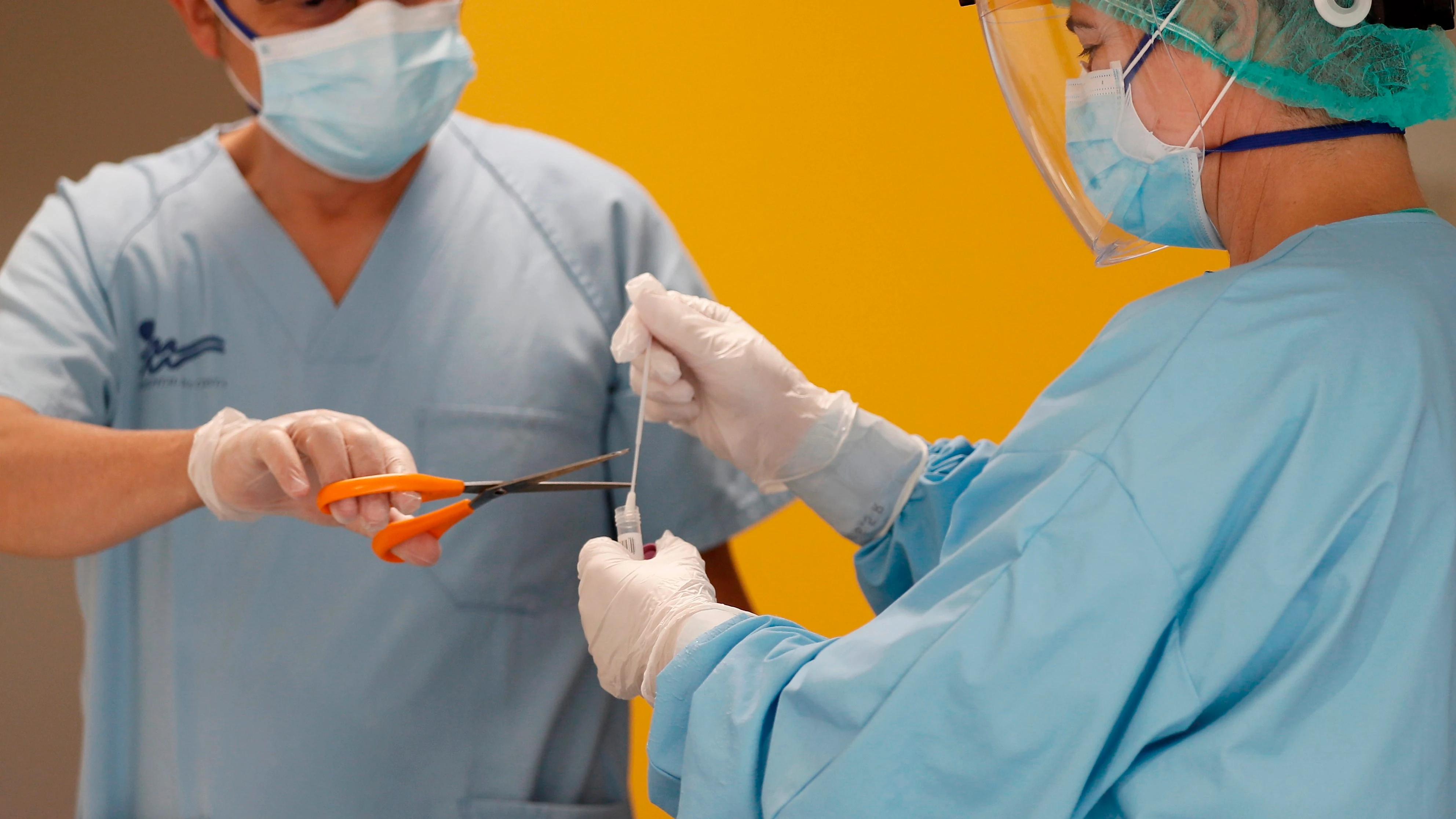 Miembros del personal sanitario del Hospital da Costa realizan PCR