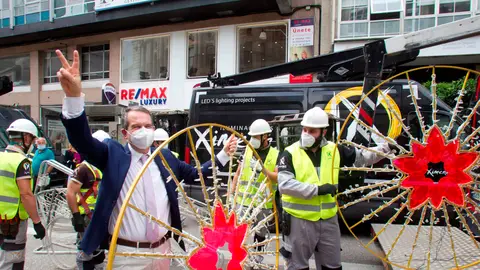 Abel Caballero junto a los instaladores de la luces de Navidad Abel Caballero junto a los instaladores de la luces de Navidad
