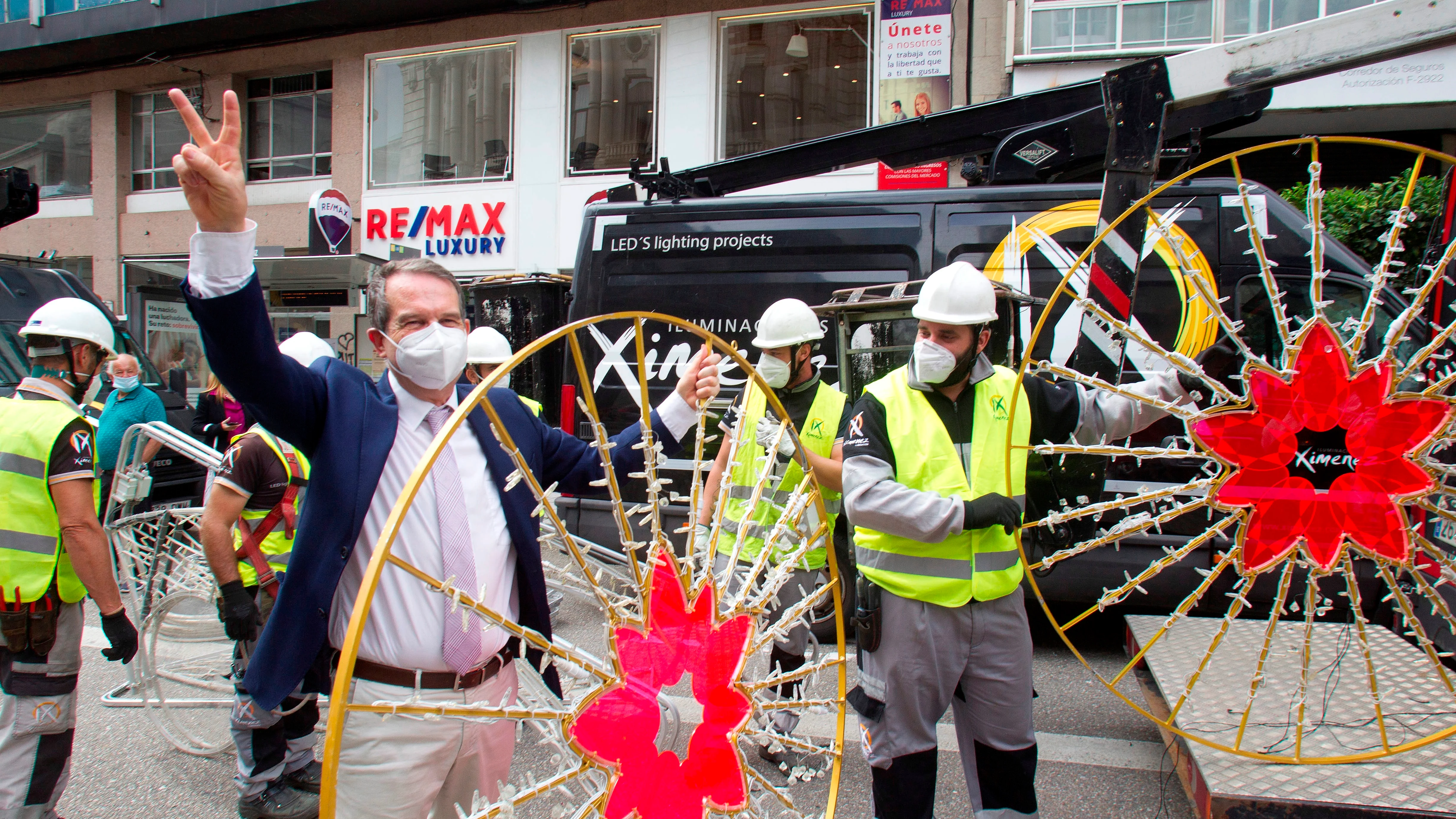 Abel Caballero junto a los instaladores de la luces de Navidad