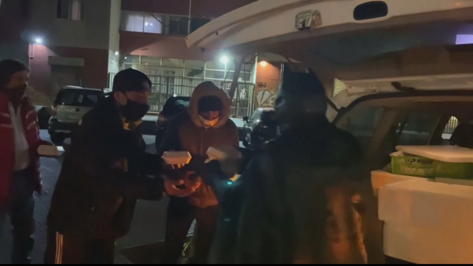 Un Batman solidario entrega comida a personas sin hogar en Chile