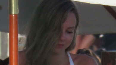 El sexy posado de Ester Expósito tirada en la arena: ''¿Eres real?