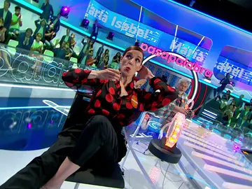 Roberto Leal vacila a Raquel Sánchez Silva para que cante dos veces en ‘La Pista’ Roberto Leal vacila a Raquel Sánchez Silva para que cante dos veces en ‘La Pista’