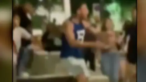 Detenidos 22 jóvenes por agredir indiscriminadamente a las personas que se encontraban en la zona de ocio de Sitges Detenidos 22 jóvenes por agredir indiscriminadamente a las personas que se encontraban en la zona de ocio de Sitges