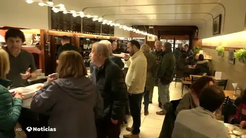 País Vasco prohíbe comer de pie en la barra de los bares para evitar contagios de coronavirus País Vasco prohíbe comer de pie en la barra de los bares para evitar contagios de coronavirus