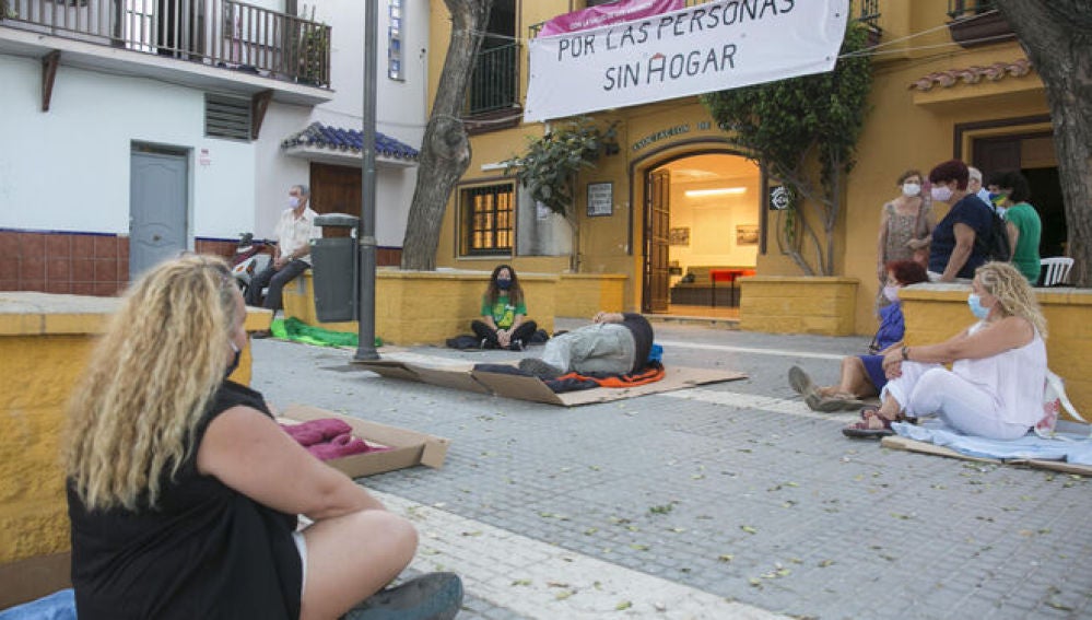 Vecinos de El Palo (Málaga) duermen en la calle para denunciar la mala situación en la que viven los sintecho
