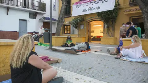 Vecinos de El Palo (Málaga) duermen en la calle para denunciar la mala situación en la que viven los sintecho Vecinos de El Palo (Málaga) duermen en la calle para denunciar la mala situación en la que viven los sintecho