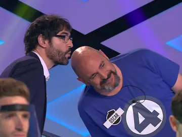 La pregunta que incita a Juanra Bonet a querer besar la calva de Óscar, de ‘Los dispersos’ La pregunta que incita a Juanra Bonet a querer besar la calva de Óscar, de ‘Los dispersos’