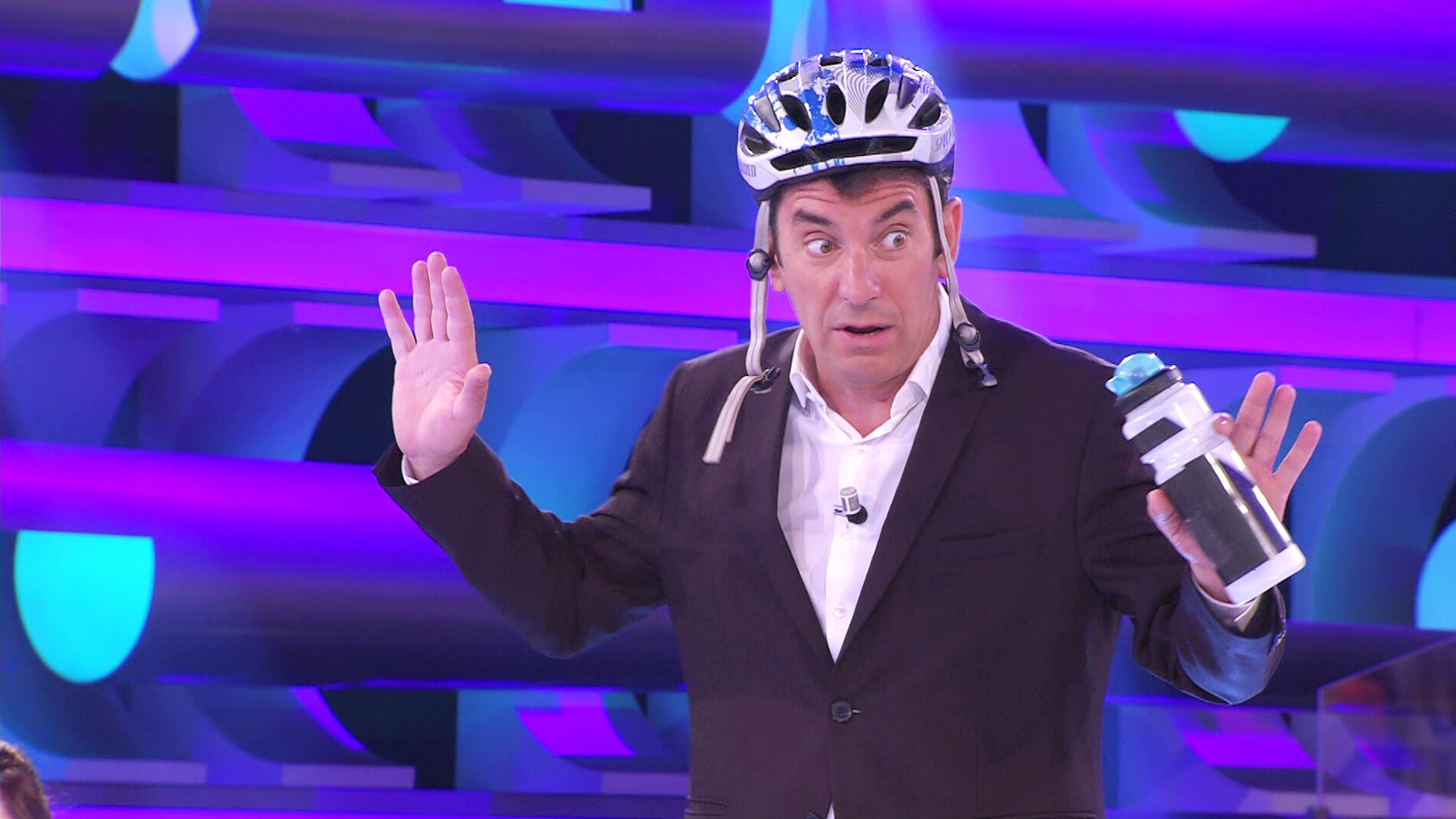 Arturo Valls, a punto de tener un accidente de bicicleta por un peligroso pique antes de &lsquo;&iexcl;Ahora caigo!&rsquo;