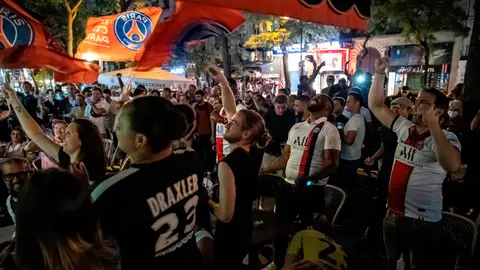 Aficionados del PSG celebran la victoria de su equipo en París Aficionados del PSG celebran la victoria de su equipo en París