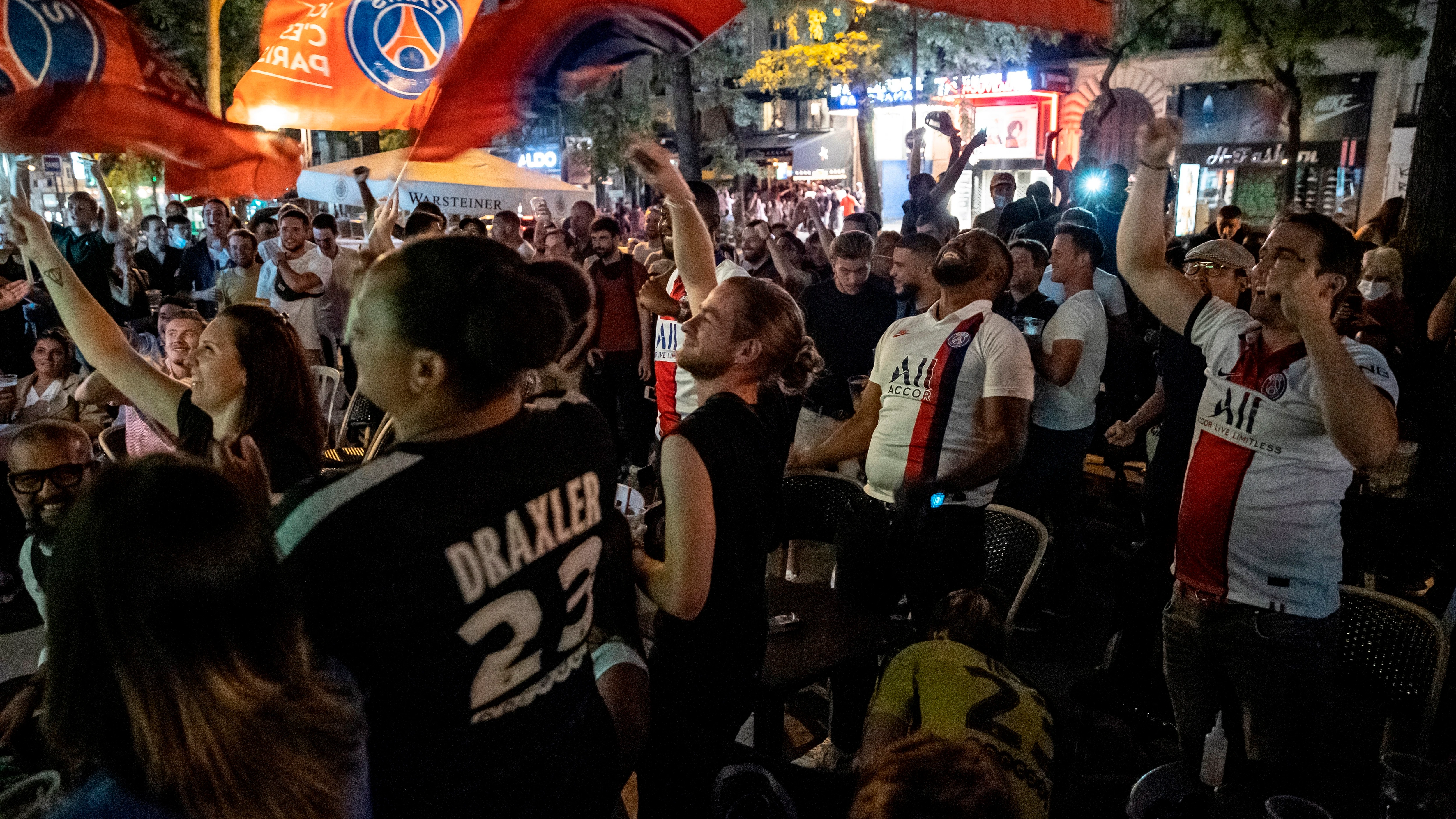 Aficionados del PSG celebran la victoria de su equipo en París Aficionados del PSG celebran la victoria de su equipo en París