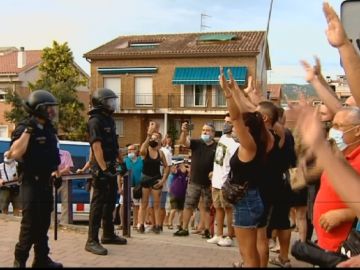 Vecinos de Pallejá, en Barcelona, cortan durante uno minutos la A-2 para protestar por los okupas