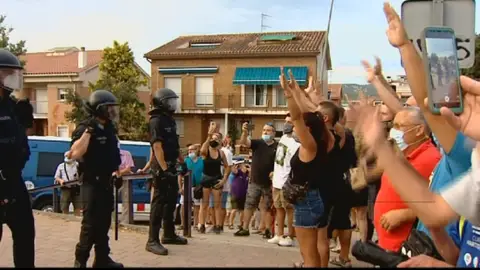 Vecinos de Pallejá, en Barcelona, cortan durante uno minutos la A-2 para protestar por los okupas Vecinos de Pallejá, en Barcelona, cortan durante uno minutos la A-2 para protestar por los okupas