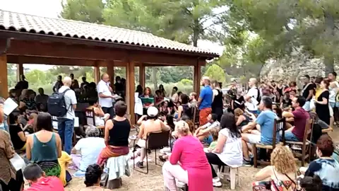 Besos y abrazos en una concentración convocada por Josep Pamies Besos y abrazos en una concentración convocada por Josep Pamies